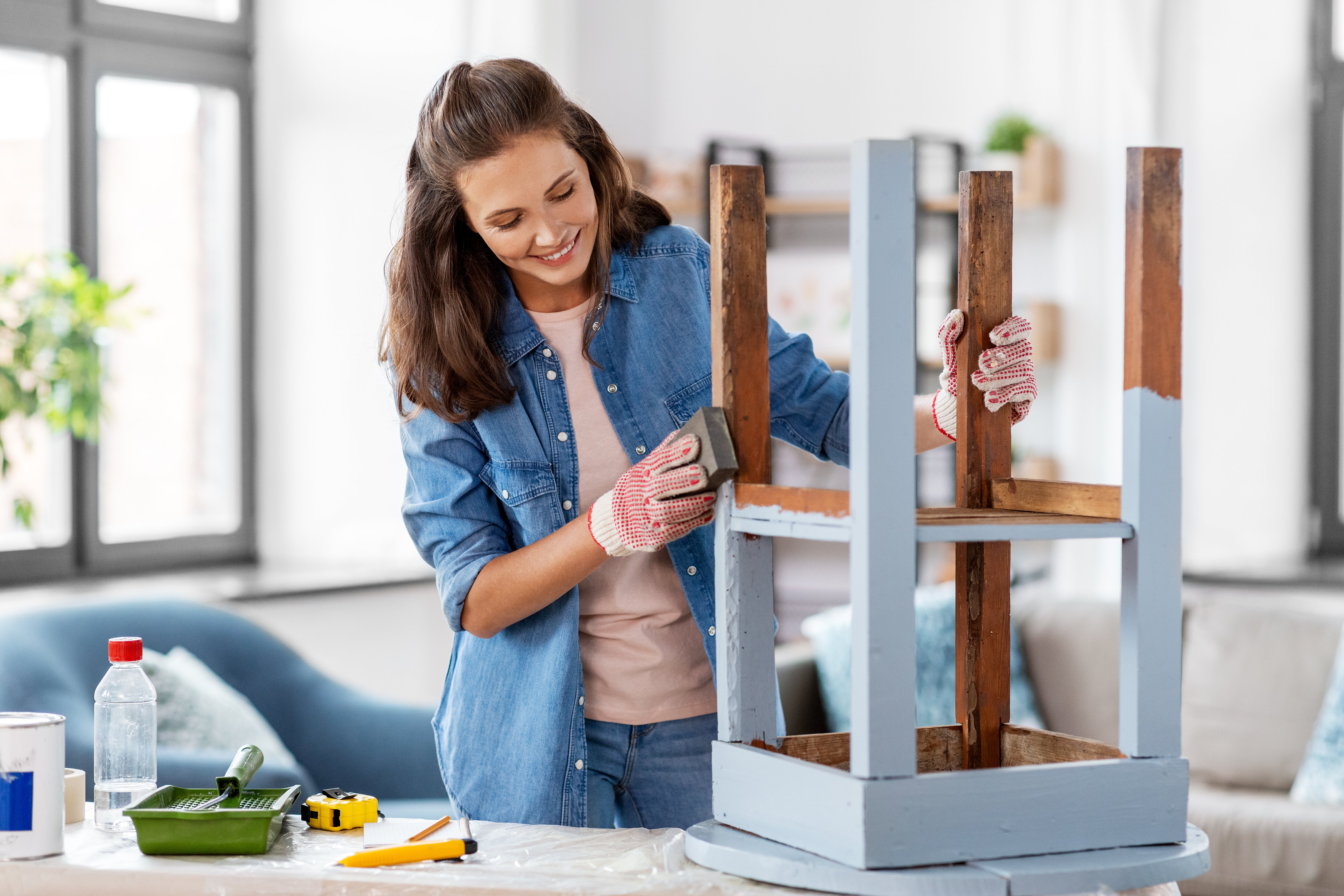 A woman renovates her home thanks to a cash-out refinance.