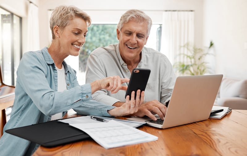 A couple calculates earnings in their Roth IRA.