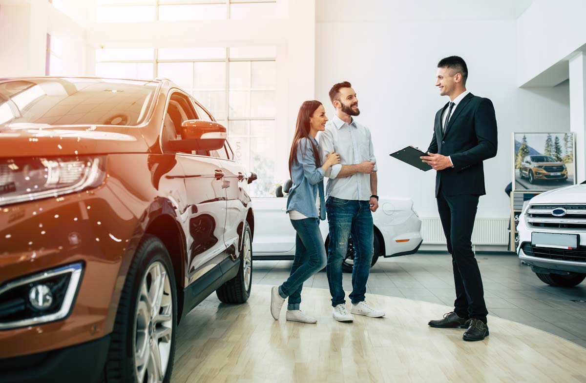 Couple buying a car during the best time to save money