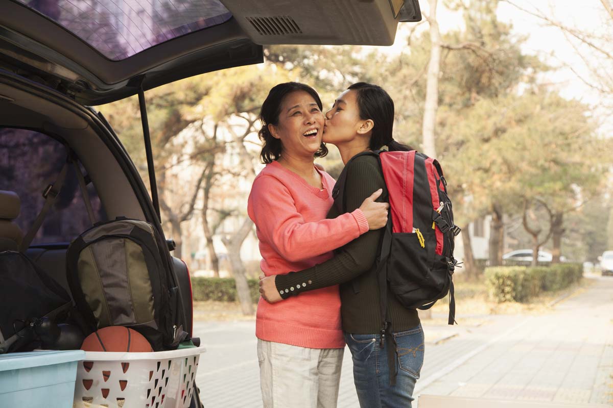 mother dropping off daughter at college